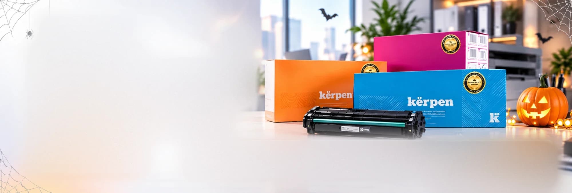 Cajas de tóner Kërpen y una calabaza de Halloween en una oficina