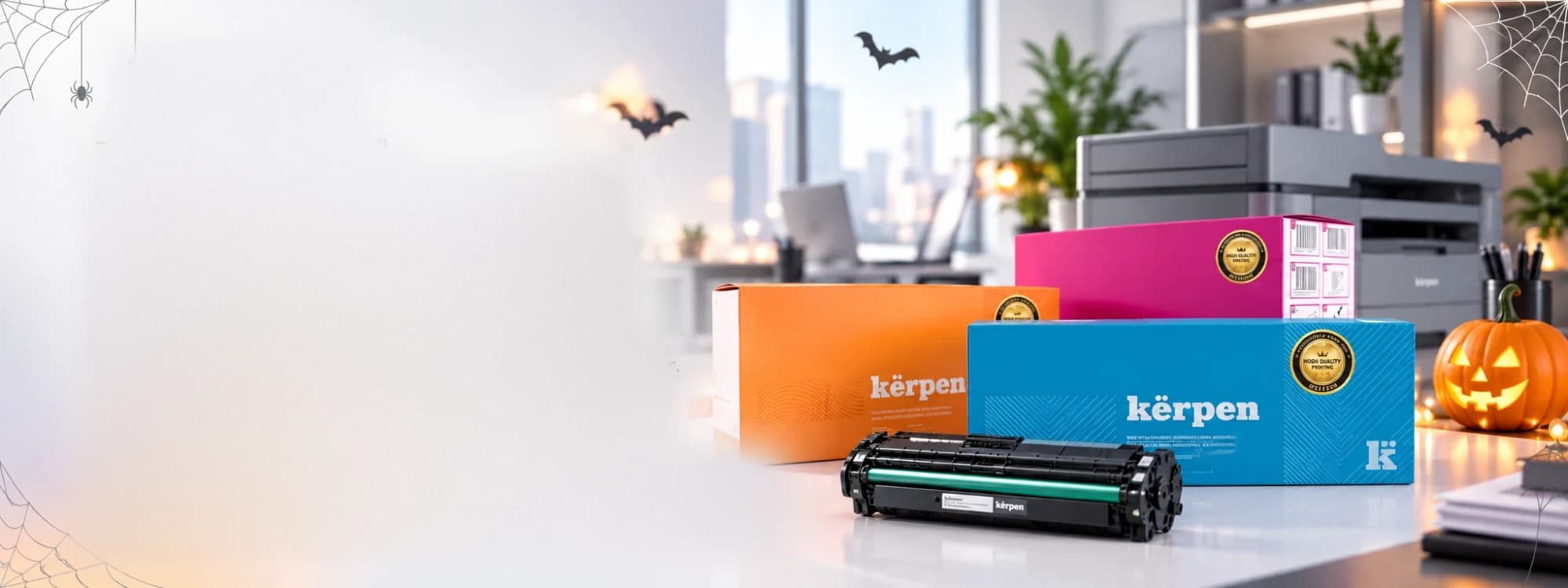 Cajas de tóner Kërpen y una calabaza de Halloween sobre un escritorio de oficina